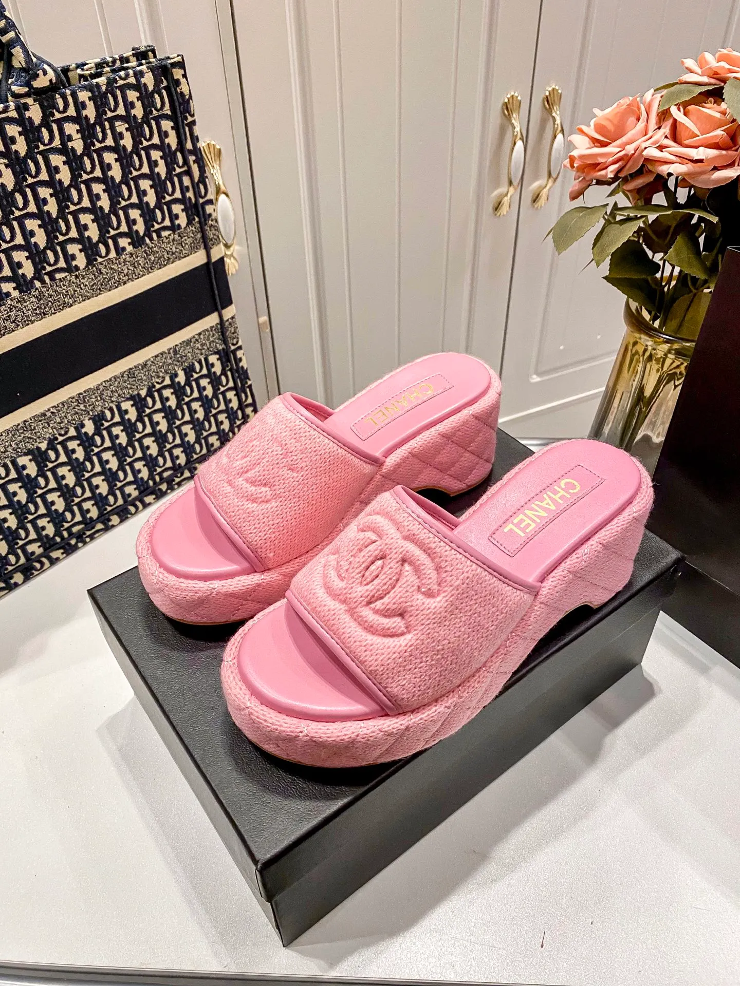 👟👟Ex-factory price 460👟👟Chanel 25C new early spring thick-soled slippers!  Top version! Early release. Thick sole design. 5cm heel height. Makes your legs longer in seconds. Original custom linen for the upper. Sheepskin for foot pads. Original genuine leather outsole. Size: 34-41. Customized. Non-returnable and non-exchangeable.
